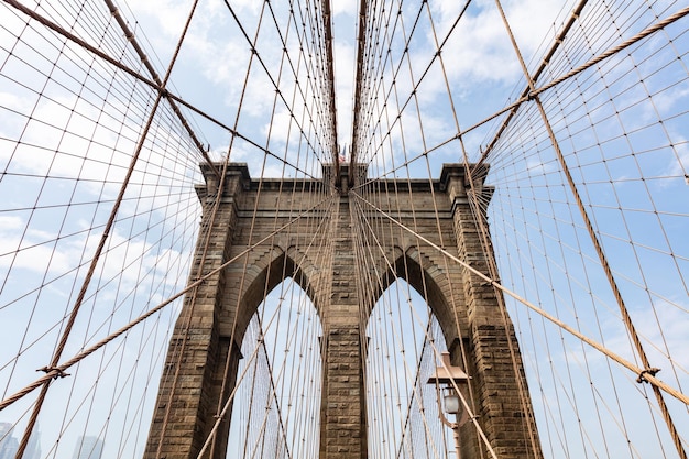 Brooklyn Bridge Detail vor blauem Hintergrund bewölktem Himmel New York City Manhattan