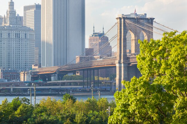 Brooklyn Bridge in New York vor Sonnenuntergang