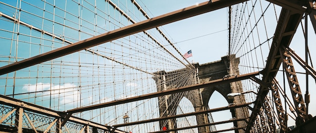 Brooklyn Bridge ist eine hybride Schrägseil-Hängebrücke in New York City und ist eine der ältesten Brücken beider Typen in den Vereinigten Staaten