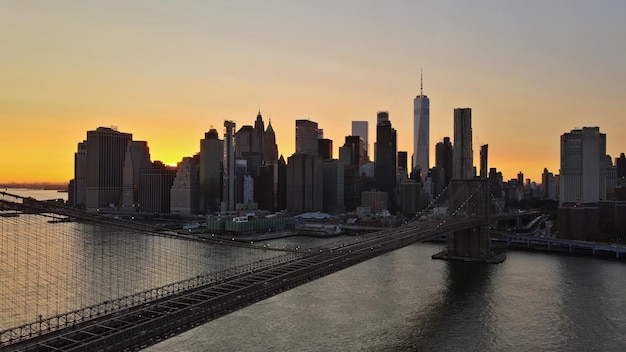 Brooklyn bridge manhattan sunset bela paisagem urbana sobre o rio leste em nova york eua