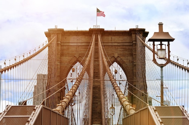 Brooklyn Bridge mit Flagge der Vereinigten Staaten an der Spitze