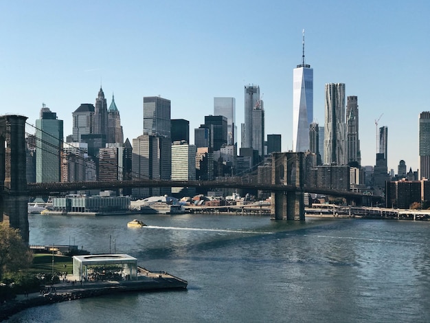 Brooklyn Bridge und East River gegen den Himmel in der Stadt