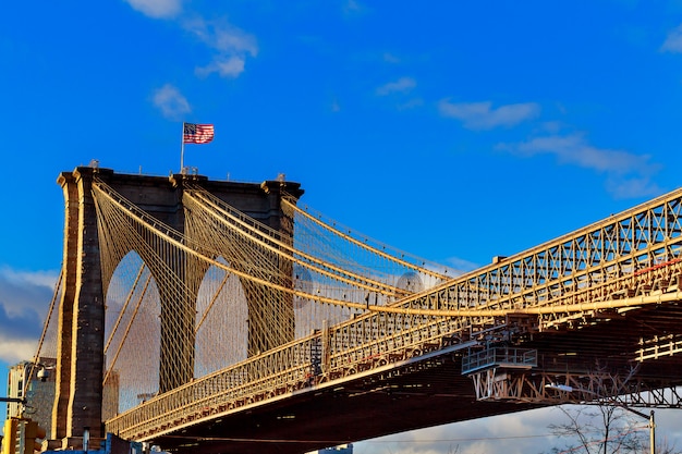 Brooklyn-brücke mit bewölktem blauem himmel, new york