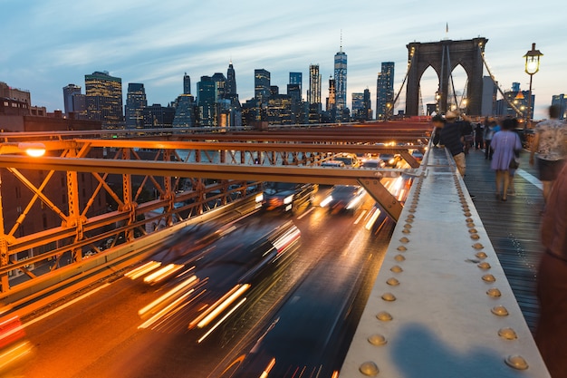 Brooklyn-Brücke mit Verkehr und Leuten in New York