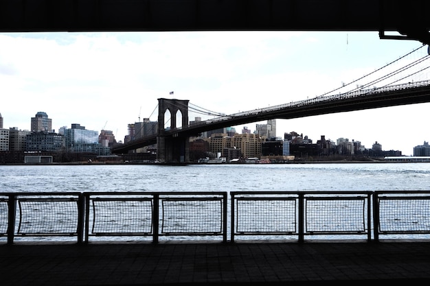 Foto brooklyn-brücke und stadt vor klarem himmel