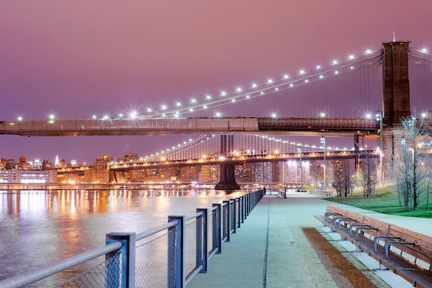 Brooklyn- und Manhattan-Brücke in New York nachts