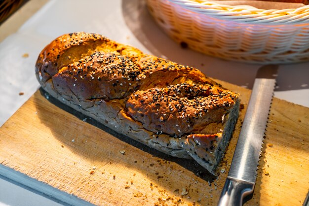 Brot an Bord geschnitten