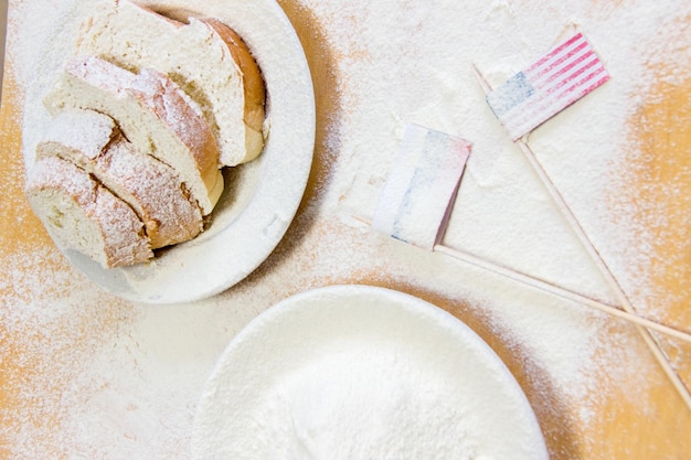 Brot auf dem bemehlten Tisch