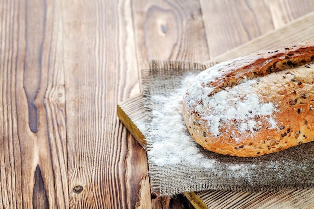 Brot auf dem hölzernen Hintergrund