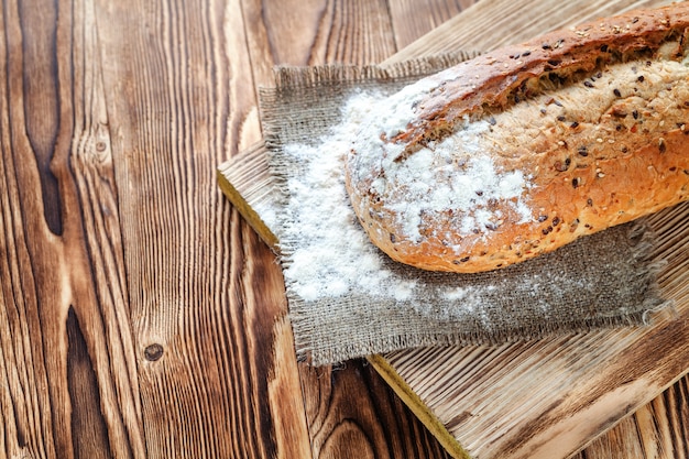 Brot auf dem hölzernen Hintergrund