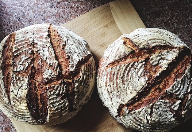 Brot auf dem Schneidbrett