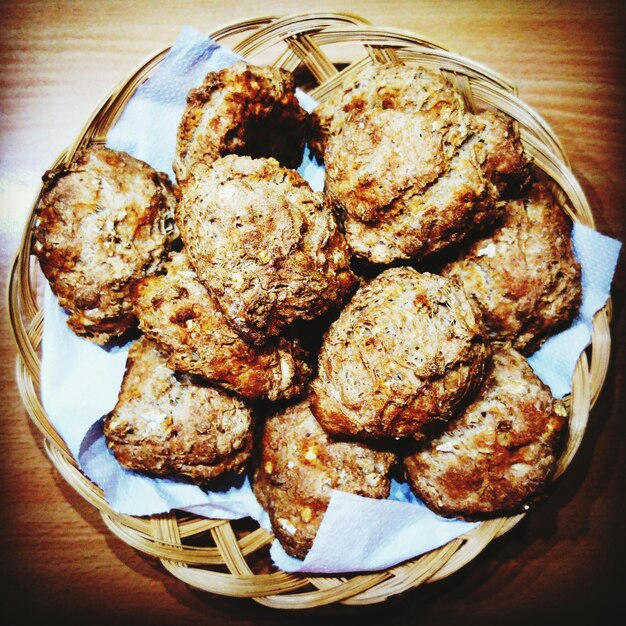 Brot auf dem Teller auf dem Tisch