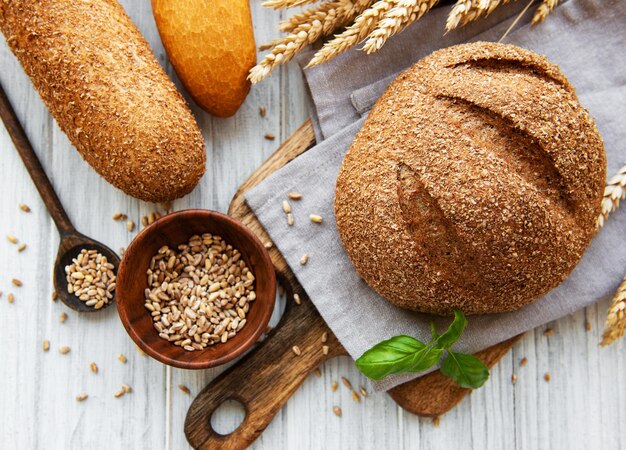 Brot auf einem alten weißen Holztisch