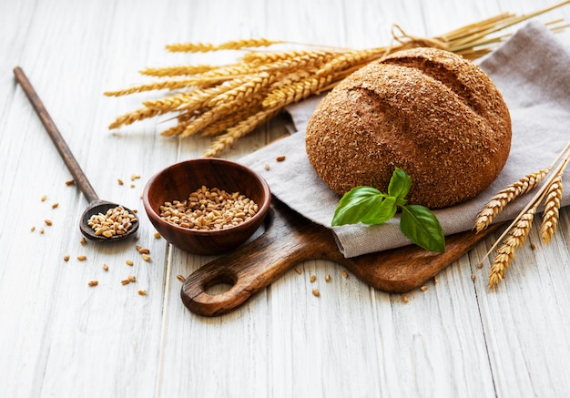 Brot auf einem alten weißen holztisch