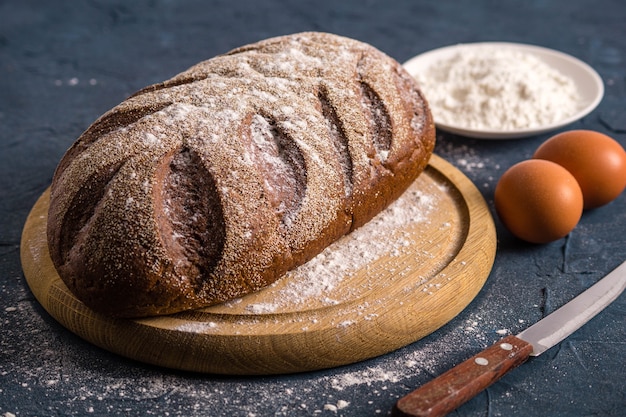 Brot auf einem dunklen Tisch