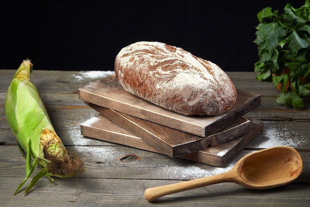 Brot auf einem Holzteller