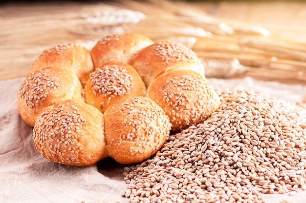 Brot auf einem Holztisch mit Weizenkörnern