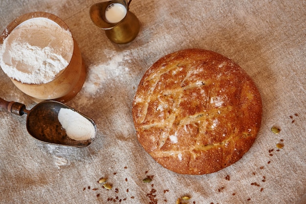 Brot auf einem Textil mit Mehl