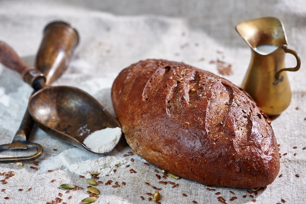 Brot auf einem Textil mit Mehl