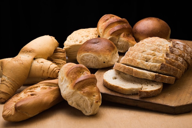 Brot auf einem Tisch auf schwarzem Hintergrund