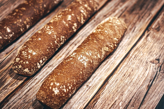 Brot auf einem Tisch, um Sandwiches zu machen