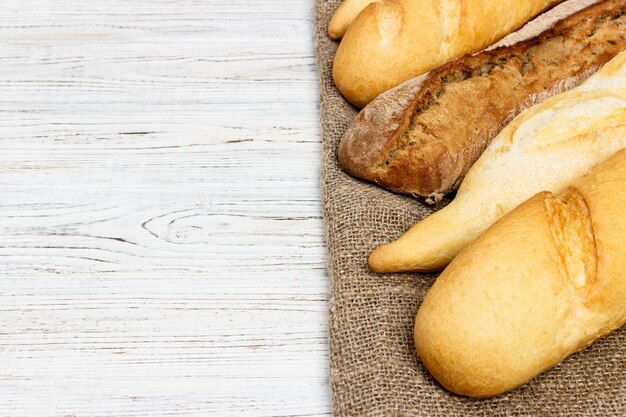 Foto brot auf einem weißen, rustikalen baguette-brot