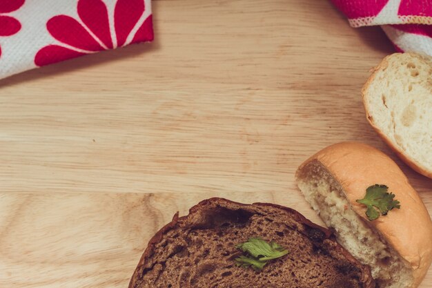 Brot auf Holzplatte