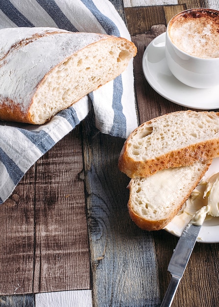 Brot auf Holzuntergrund