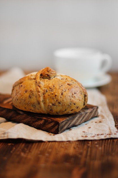 Brot auf Holzuntergrund