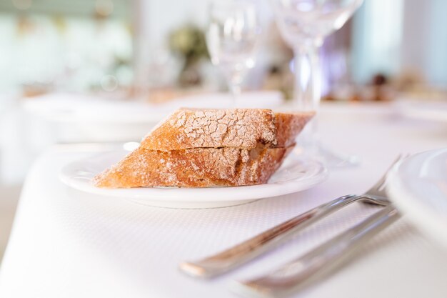 Brot auf Teller, Nahaufnahme, Restaurant