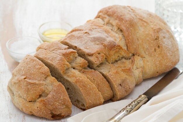 Brot auf weißem Holz