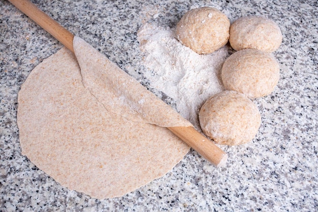 Brot backen nach türkischer Art mit einem Nudelholz, Hefeteig (türkischer Name; hamur acmak)