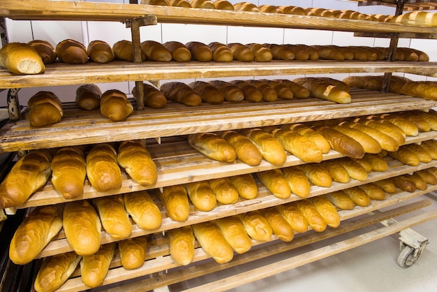 brot bäckerei lebensmittelfabrik produktion mit frischen produkten bereiten sich im regal auf den umzug vor