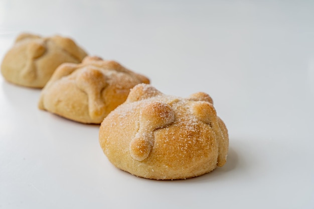 Brot der Toten. Pan de Muertos. Im weißen Hintergrund isoliert.