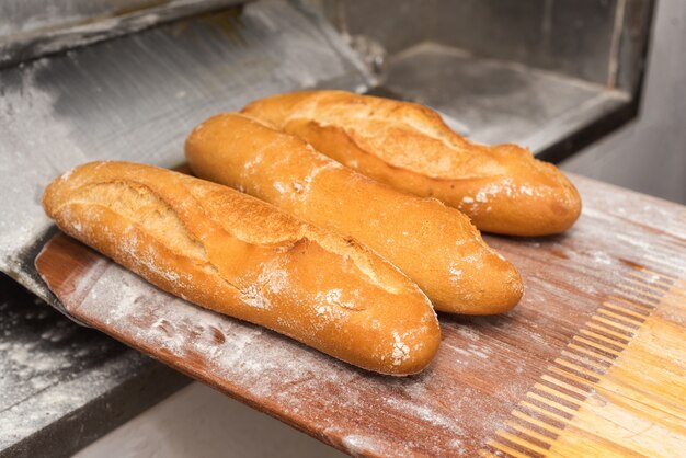 Brot gerade aus dem Ofen. Frisch gebackenes Brot, herausgenommen mit einer Schaufel.