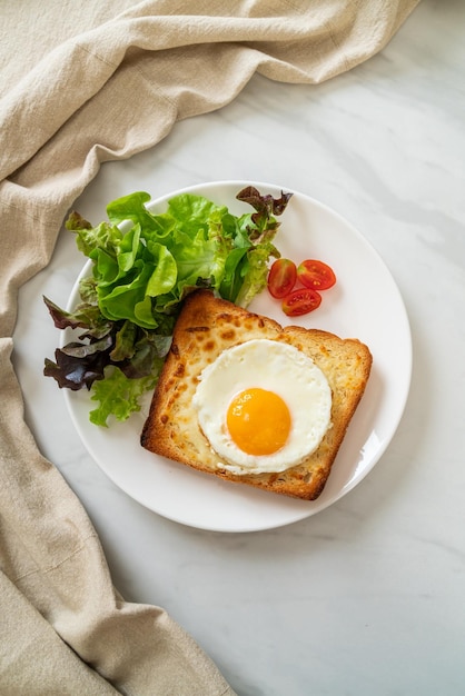 Brot geröstet mit Käse und Spiegelei