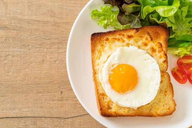 Brot geröstet mit Käse und Spiegelei