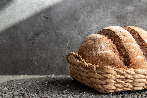 Brot im Korb auf grauer Marmoroberfläche