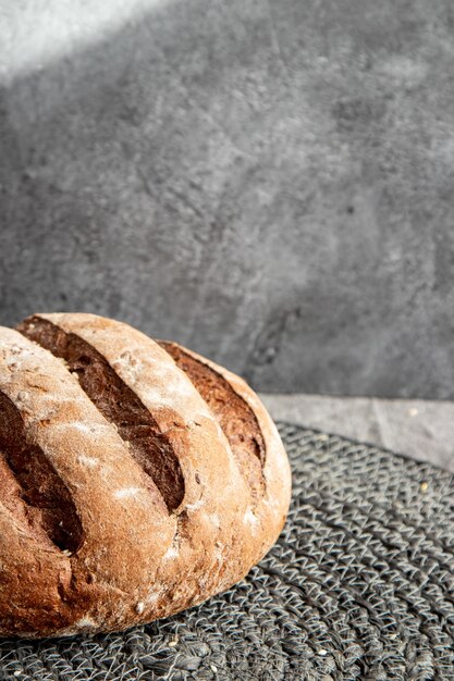 Brot im Korb auf grauer Marmoroberfläche