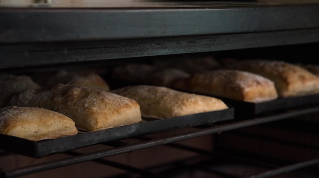 Brot im Ofen, heißes Brot aus dem Ofen, hausgemacht