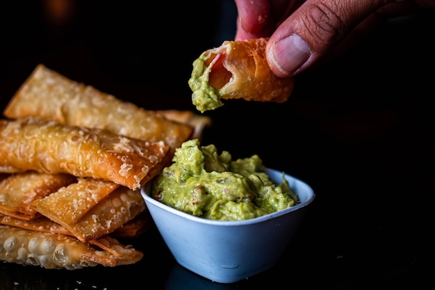 Foto brot in der hand mit hotdog-innenraum mit avocadocreme