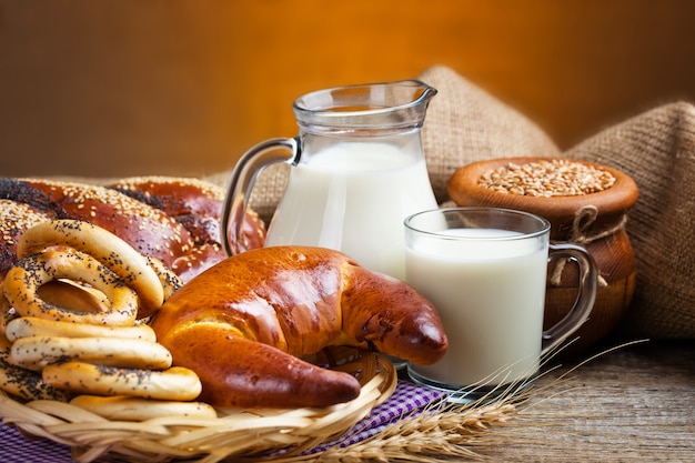 Brot in der Komposition mit Küchenzubehör auf dem Tisch