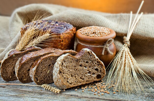 Brot in der Komposition mit Küchenzubehör auf dem Tisch