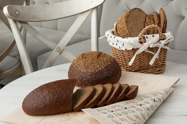 Foto brot in einem weidenkorb auf hellem hintergrund auf einem tisch