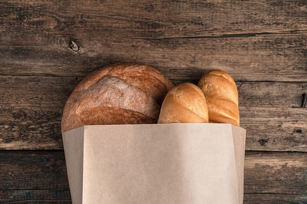 Brot in einer Tüte auf einer Holzoberfläche