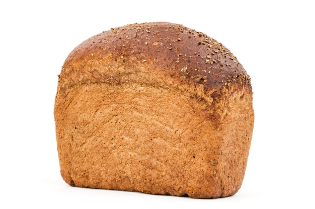 Brot mit appetitanregender knuspriger Kruste isoliert auf weißem Hintergrund