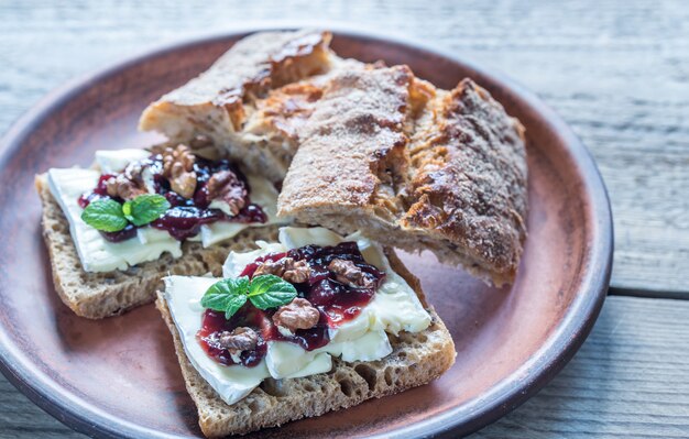 Brot mit Brie und Marmelade