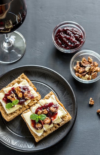 Brot mit Brie und Marmelade