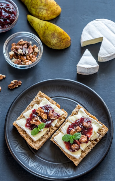 Brot mit Camembertkäse und Marmelade