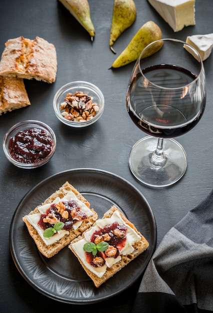 Brot mit Camembertkäse und Marmelade